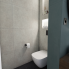 Modernes KOCIS-Badezimmer - Pohled na toaletu